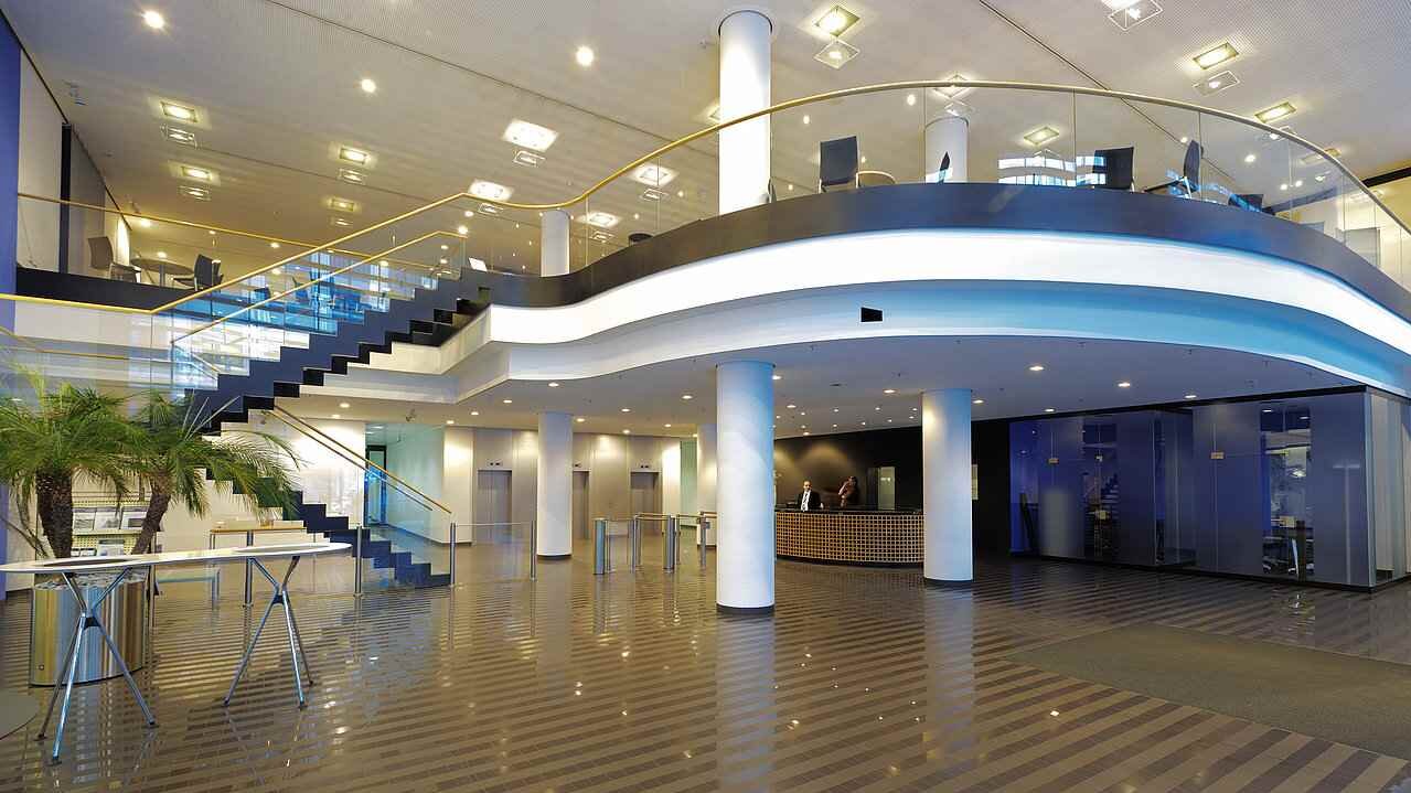 Eingangsbereich der DZ HYP Bank in Hamburg