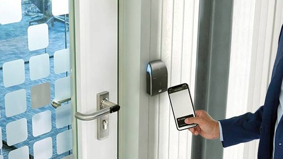 Mobile access control with a smartphone