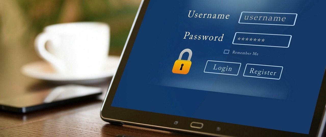Tablet mit Passworteingabe auf dem Bildschirm für Security Awareness