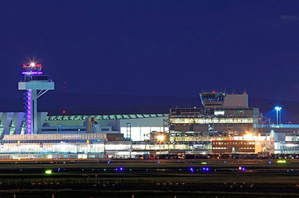 Franfurter Flughafen: Tower bei Nacht