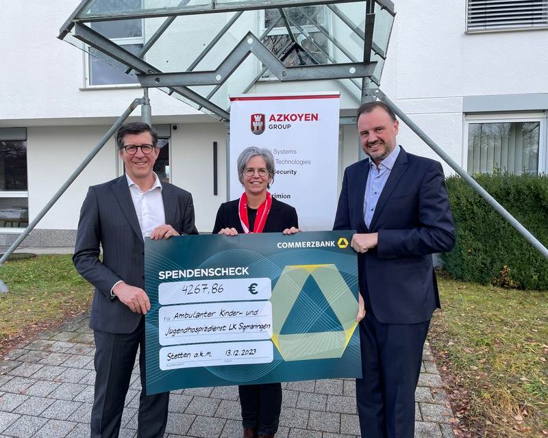 Symbolic donation cheque handed over by primion to Sandra Rupp, Outpatient Children's and Youth Hospice Service, Malteser Hilfsdienst e.V., Sigmaringen district.
