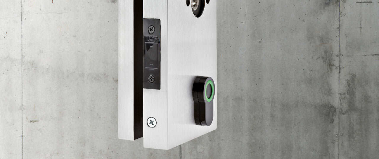 Access control with pKT comfort system for interior glass doors 